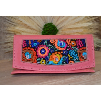 Portfel duży skórzany jasno różowy z kwiatowym kolorowym haftem .